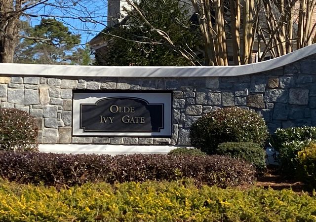 Olde-Ivy-Gate-Neighborhood