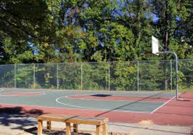 Underwood-Hills-Basketbal-court