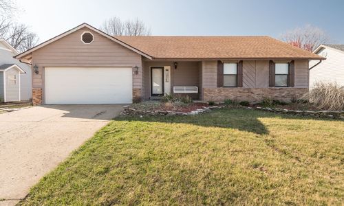 For Lease: 1136 Claycrest Cir, St. Charles 63304