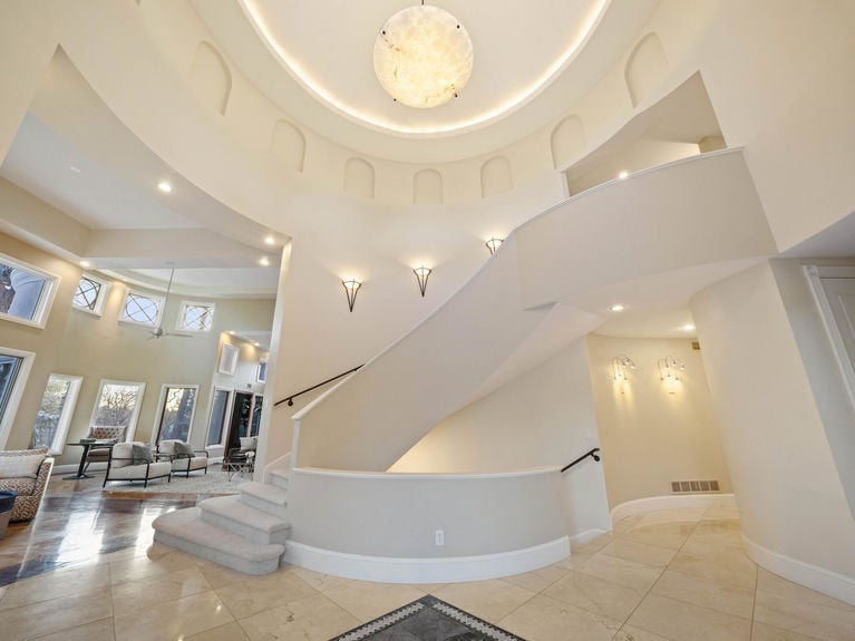 5705 S Ivy St-005-016-Entryway-MLS_Size