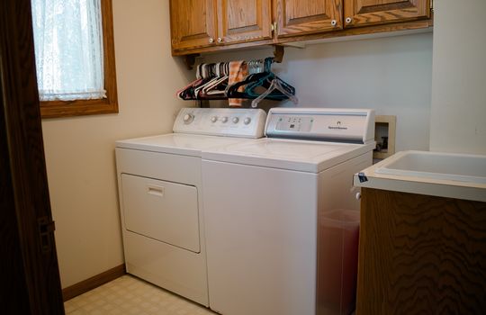 33. Mainfloor laundry Large