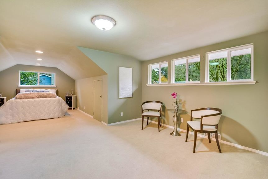 6109 120th Pl NE – Kirkland – 013-Master-Sitting