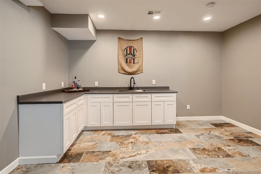 6979 Joyce Lane Unit A – Web Quality – 023 – 30 Lower Level Wetbar