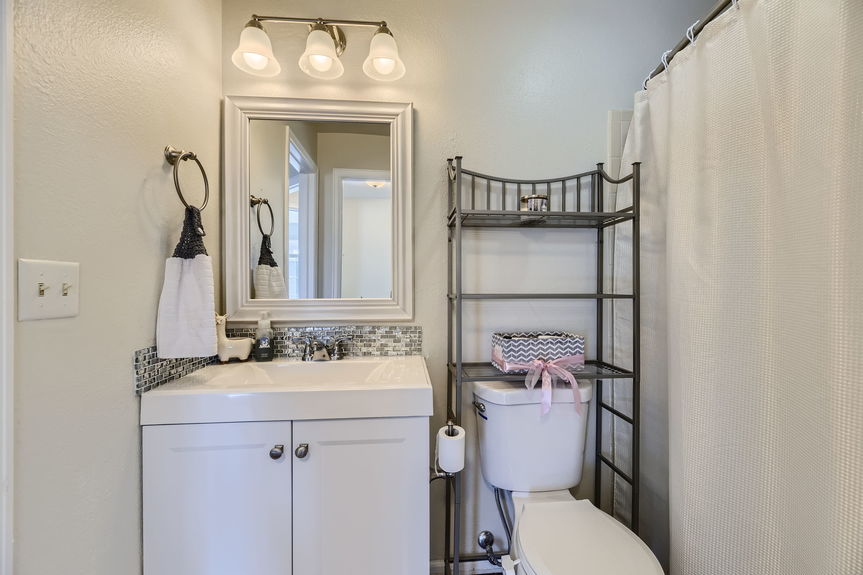 Lauryn Dempsey Dempsey Group Arvada Realtor48 N Quicksilver Ave &#8211; MLS Sized &#8211; 024 &#8211; 17 2nd Floor Bathroom