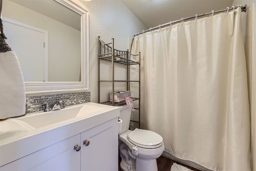 Lauryn Dempsey Dempsey Group Arvada Realtor48 N Quicksilver Ave &#8211; MLS Sized &#8211; 025 &#8211; 18 2nd Floor Bathroom