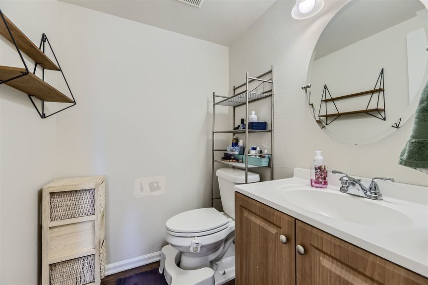 Lauryn Dempsey Dempsey Group Arvada Realtor48 N Quicksilver Ave &#8211; MLS Sized &#8211; 029 &#8211; 22 Lower Level Primary Bathroom