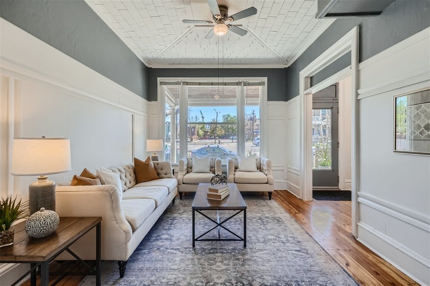 1439 Emerson St – Lauryn Dempsey Dempsey Group – 013 – 08 Living Room Feature