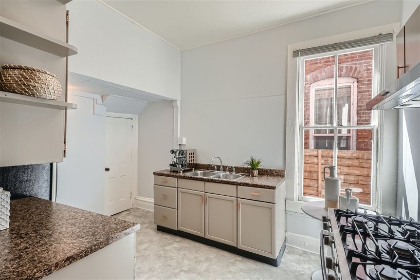 1439 Emerson St – Lauryn Dempsey Dempsey Group – 015 – 12 Kitchen