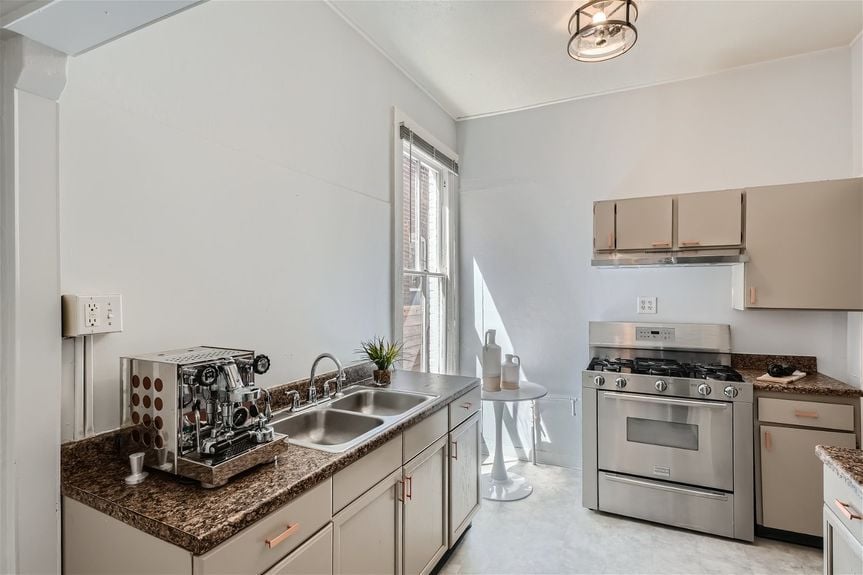 1439 Emerson St – Lauryn Dempsey Dempsey Group – 017 – 14 Kitchen