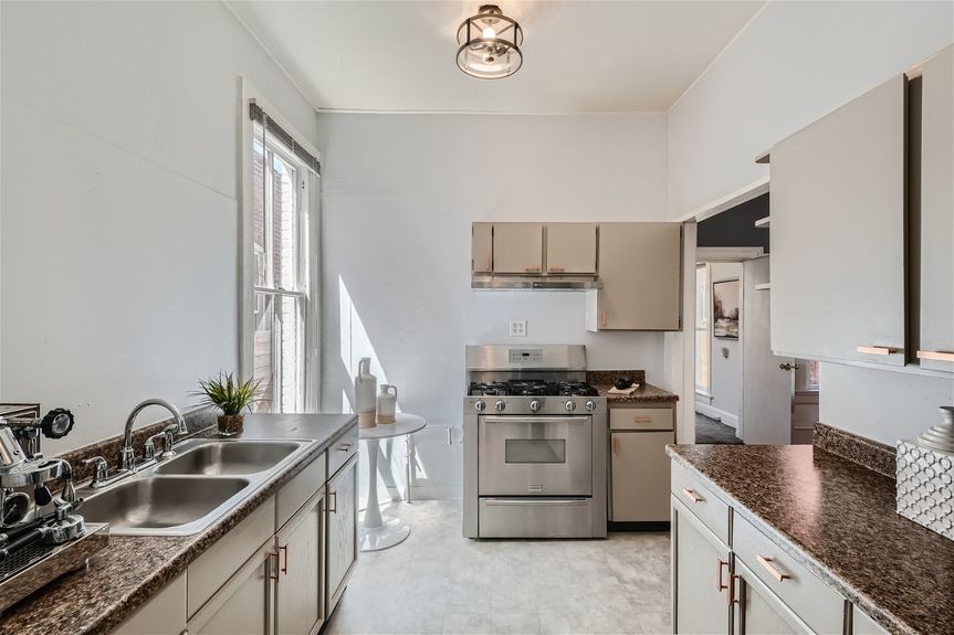 1439 Emerson St – Lauryn Dempsey Dempsey Group – 019 – 16 Kitchen Feature