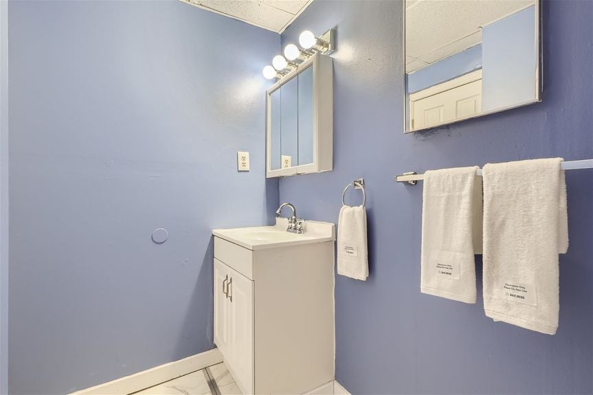 1439 Emerson St – Lauryn Dempsey Dempsey Group – 021 – 18 Bathroom