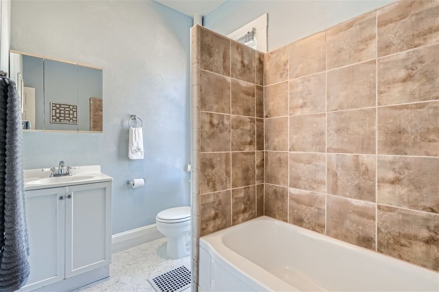 1439 Emerson St – Lauryn Dempsey Dempsey Group – 025 – 22 2nd Floor Primary Bathroom