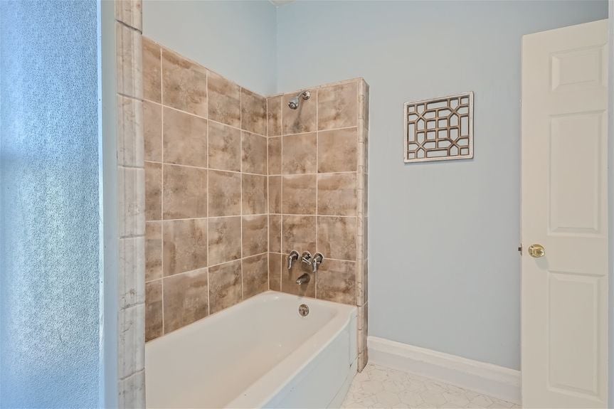 1439 Emerson St – Lauryn Dempsey Dempsey Group – 026 – 23 2nd Floor Primary Bathroom