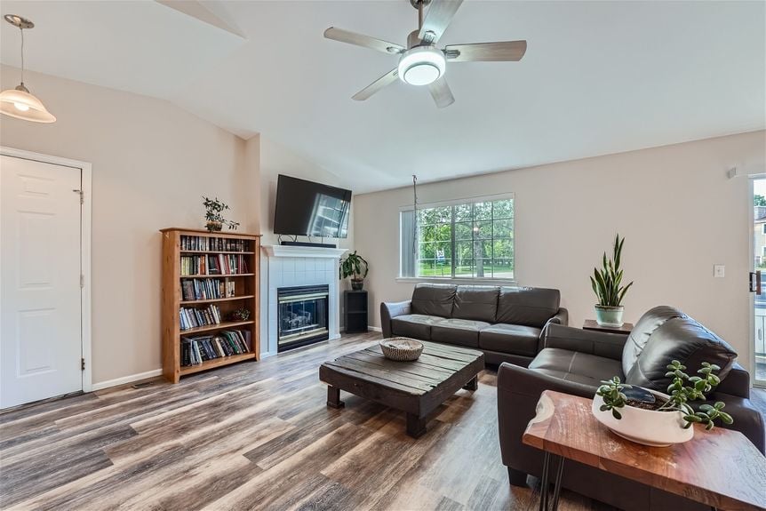 8408 everett way unit a &#8211; Lauryn Dempsey Dempsey Group &#8211; 007 &#8211; 06 Living Room