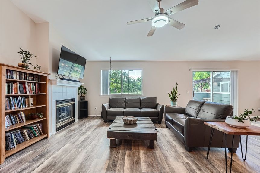 8408 everett way unit a &#8211; Lauryn Dempsey Dempsey Group &#8211; 008 &#8211; 07 Living Room