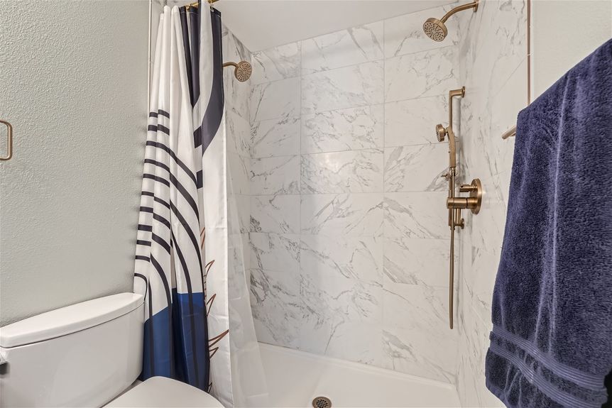 8408 everett way unit a &#8211; Lauryn Dempsey Dempsey Group &#8211; 021 &#8211; 23 Primary Bathroom