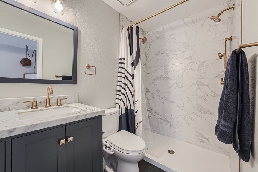 8408 everett way unit a &#8211; Lauryn Dempsey Dempsey Group &#8211; 022 &#8211; 24 Primary Bathroom