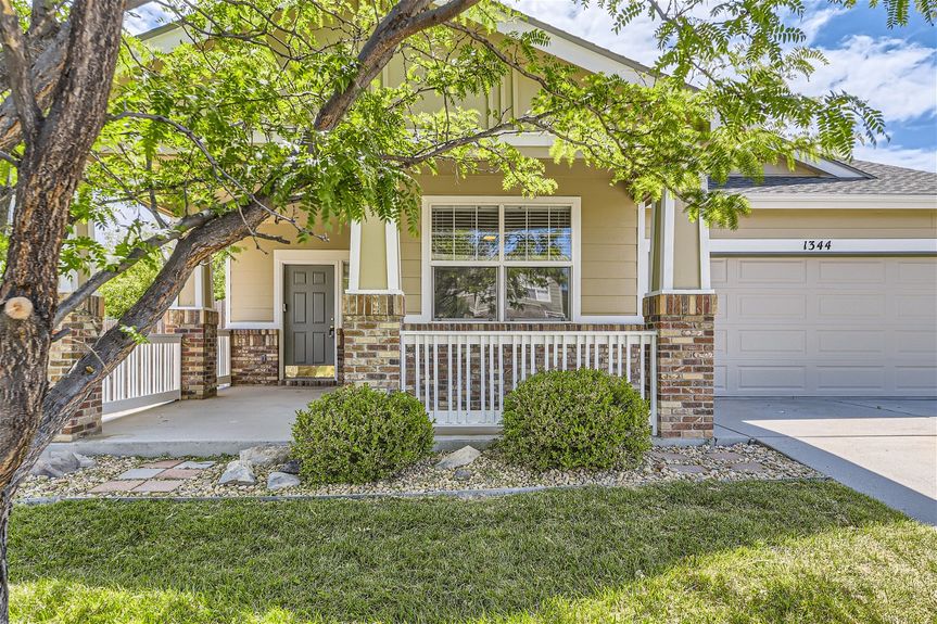 1344 n stratton avenue – Lauryn Dempsey Dempsey Group – 006 – 04 Exterior Front Entry