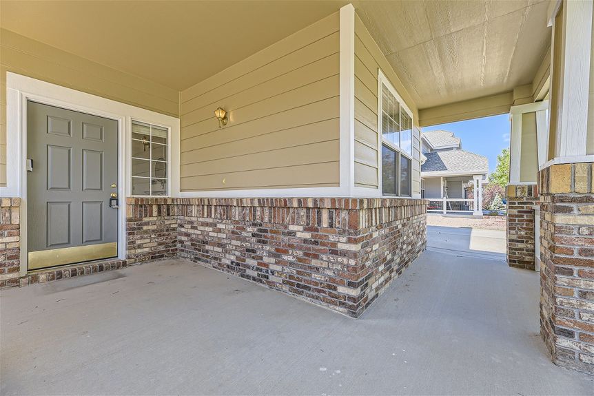 1344 n stratton avenue – Lauryn Dempsey Dempsey Group – 007 – 05 Front Porch