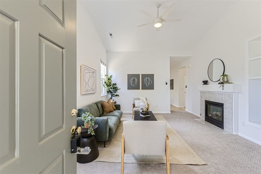 1344 n stratton avenue – Lauryn Dempsey Dempsey Group – 008 – 06 Foyer