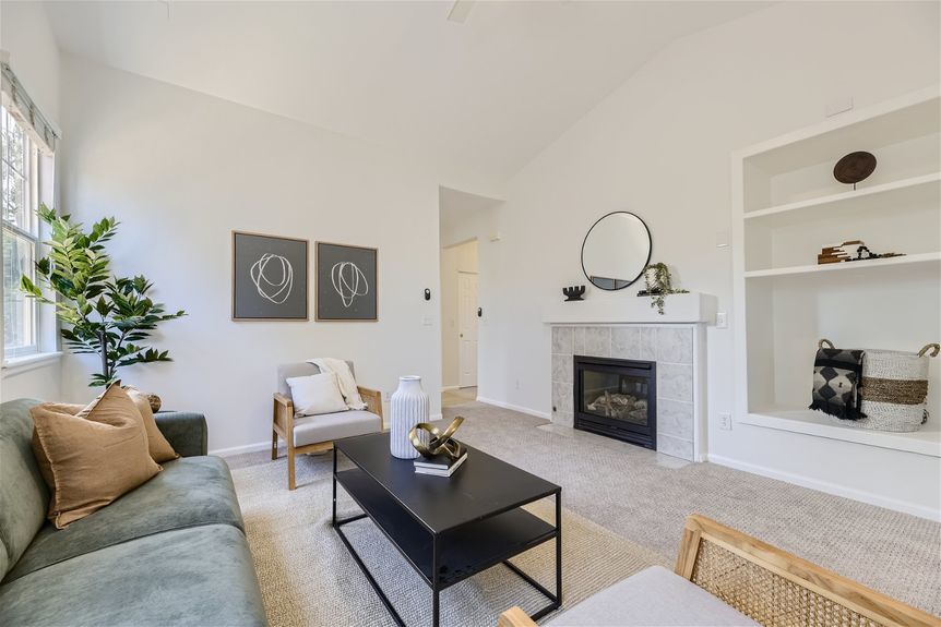 1344 n stratton avenue – Lauryn Dempsey Dempsey Group – 011 – 09 Living Room