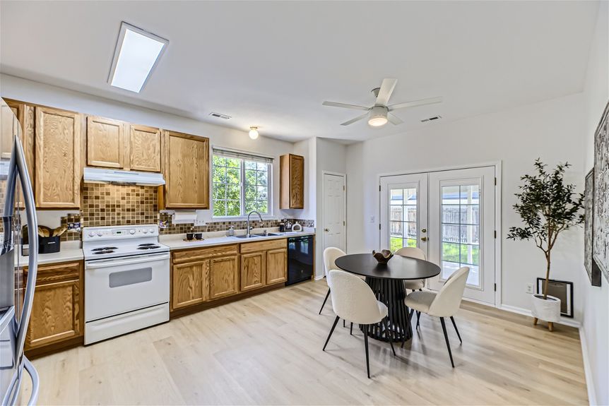 1344 n stratton avenue – Lauryn Dempsey Dempsey Group – 012 – 10 Kitchen