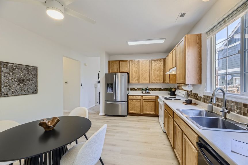 1344 n stratton avenue – Lauryn Dempsey Dempsey Group – 014 – 12 Kitchen