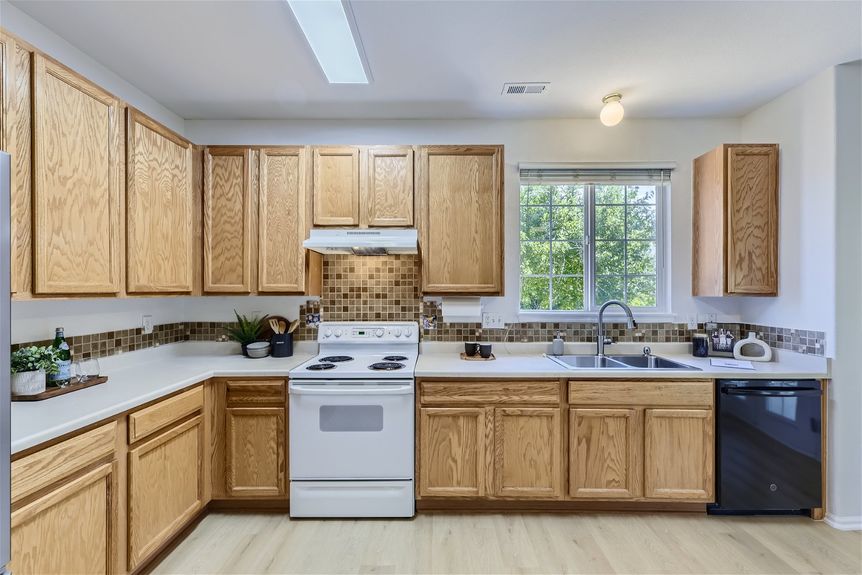 1344 n stratton avenue – Lauryn Dempsey Dempsey Group – 015 – 13 Kitchen