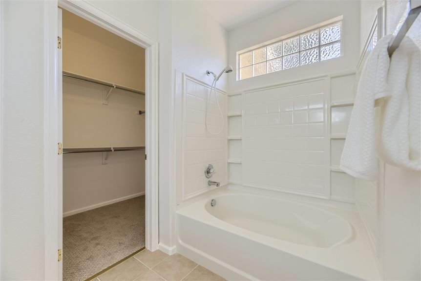 1344 n stratton avenue – Lauryn Dempsey Dempsey Group – 022 – 21 Primary Bathroom