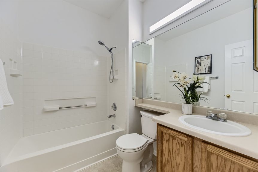 1344 n stratton avenue – Lauryn Dempsey Dempsey Group – 025 – 24 Bathroom