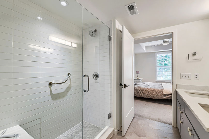 7357 Grandview Avenue Unit 203 - Lauryn Dempsey Dempsey Group - 019 - 19 Primary Bathroom