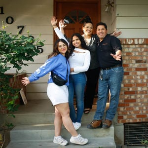 Family buys a home with Bienes Raices en Portland, Oregon