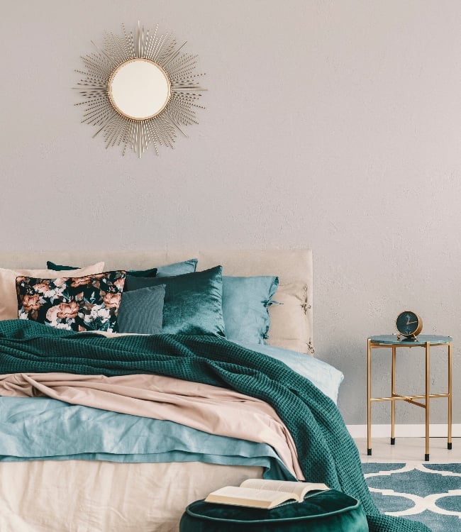 beautiful-bedroom-interior-with-beige-and-emerald-green2