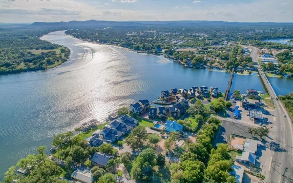 Dockside waterfront homes in a calm Kingsland cove on Lake LBJ with Hill Country views